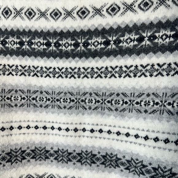 Elegant White and Grey Wool Blend Patterned Sweater - Picture 4 of 6